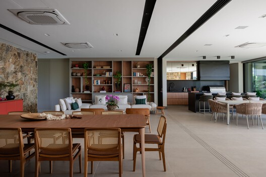Casa Sucupira  / Rodrigo Vilas Boas Arquitetos - Fotografía interior, Comedor, Madera, Mesas, Sillas, Vidrio