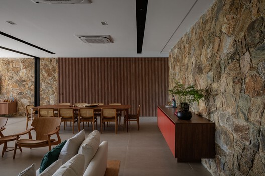 Casa Sucupira  / Rodrigo Vilas Boas Arquitetos - Fotografía interior, Sala de estar, Madera, Sillas