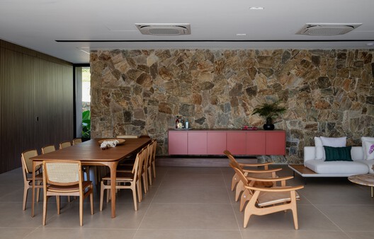 Casa Sucupira  / Rodrigo Vilas Boas Arquitetos - Fotografía interior, Comedor, Madera, Mesas, Sillas