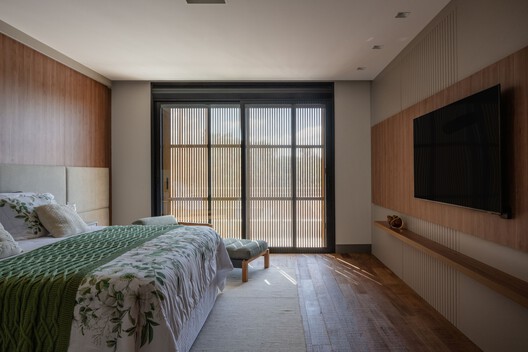 Casa Sucupira  / Rodrigo Vilas Boas Arquitetos - Fotografía interior, Dormitorio, Camas, Madera, Iluminación
