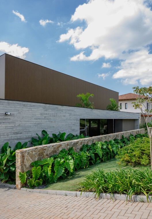 Casa Sucupira  / Rodrigo Vilas Boas Arquitetos - Fotografía exterior, Ladrillo, Jardín, Concreto, Patio interior