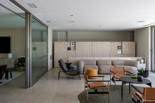 Casa TOT / Celso Laetano Arquitetura - Fotografia de Interiores, Sala de Estar, Madeira, Cadeira, Mesa, Sofá, Iluminação