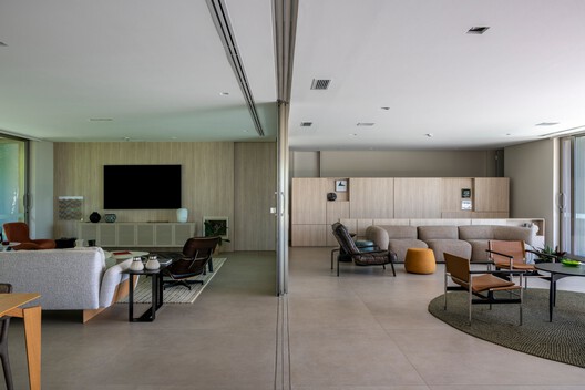 Casa TOT / Celso Laetano Arquitetura - Fotografia de Interiores, Sala de Estar, Madeira, Sofá, Cadeira, Mesa, Iluminação