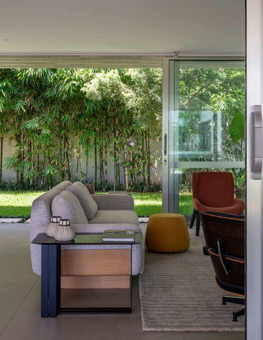 Casa TOT / Celso Laetano Arquitetura - Fotografia de Interiores, Sala de Estar, Madeira, Sofá, Mesa, Cadeira, Vidro