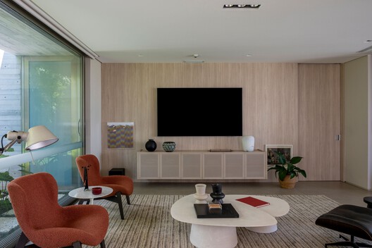 Casa TOT / Celso Laetano Arquitetura - Fotografia de Interiores, Sala de Estar, Madeira, Iluminação, Sofá, Mesa, Cadeira