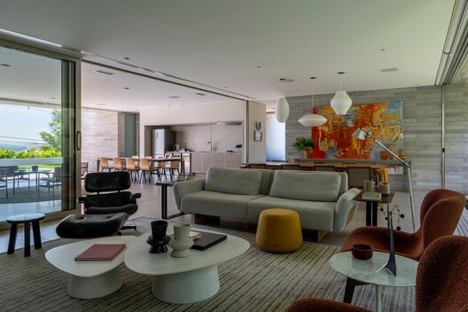 Casa TOT / Celso Laetano Arquitetura - Fotografia de Interiores, Sala de Estar, Madeira, Sofá, Cadeira, Mesa, Iluminação