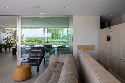 Casa TOT / Celso Laetano Arquitetura - Fotografia de Interiores, Sala de Estar, Madeira, Iluminação, Mesa, Cadeira, Vidro