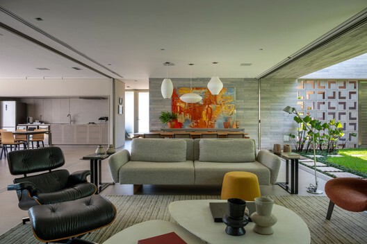 Casa TOT / Celso Laetano Arquitetura - Fotografia de Interiores, Sala de Estar, Madeira, Sofá, Mesa, Iluminação, Cadeira