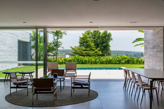Casa TOT / Celso Laetano Arquitetura - Fotografia de Interiores, Sala de Jantar, Cadeira, Concreto, Pátio