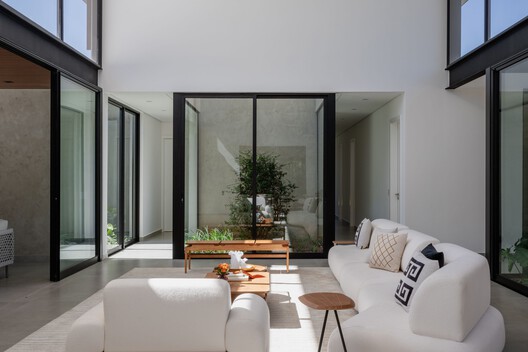 Casa Vila Real Itu / Alexandre Chaguri Arquitetura Casa Vila Real Itu / Alexandre Chaguri Arquitetura - Fotografia de Interiores, Sala de Estar, Porta, Aido