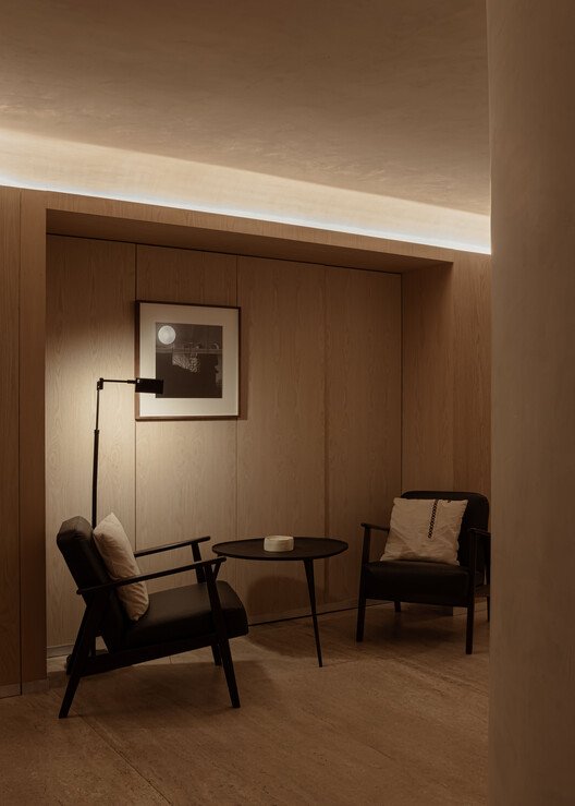 Edgar Allan Poe Residences / De Rungs Arquitectos + Firmaa - Fotografía de interiores, madera, iluminación, sillas