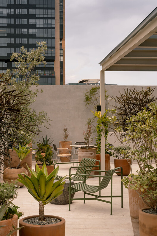 Edgar Allan Poe Residences / De Rungs Arquitectos + Firmaa - Fotografía Exterior, Sillas, Patio, Patio Interior, Jardín, Balcón