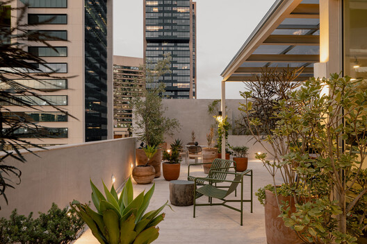 Residencias Edgar Allan Poe / De Rungs Arquitectos + Firmaa - Fotografía exterior, Balcón, Patio interior, Sillas, Patio