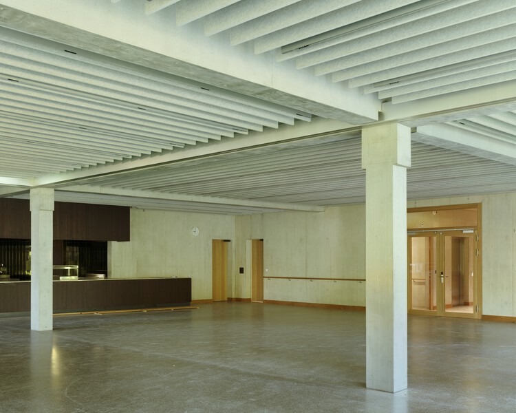 Borna Park: una comunidad de trabajo y de vida / Malte Kloes Architekten - fotografía de interiores, madera, iluminación, columnas, fijación de vigas