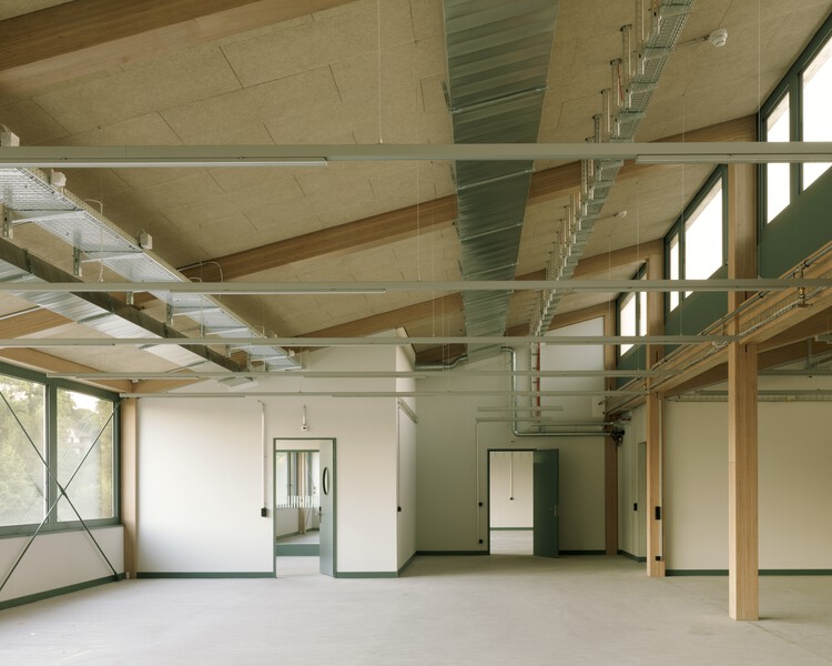 Borna Park: una comunidad de trabajo y de vida / Malte Kloes Architekten - fotografía de interiores, madera, fijación de vigas, vidrio