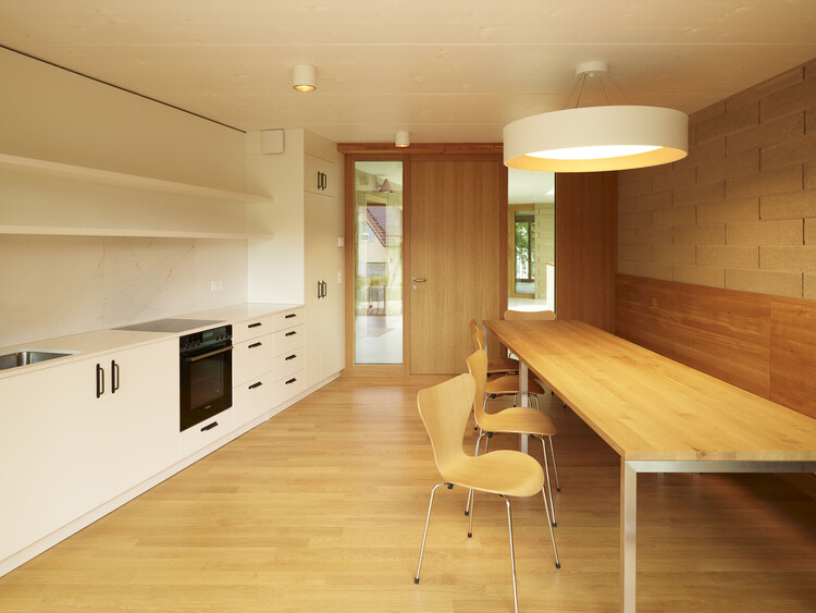 Um Lar para Idosos / acau architecture - Fotografia de Interiores, Madeira, Bancada, Mesa, Iluminação, Cadeira