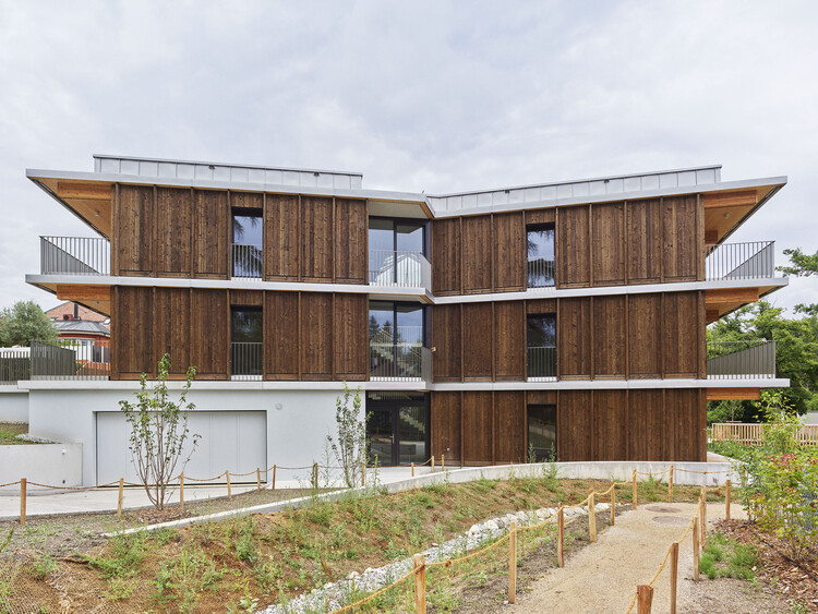 Um Lar para Idosos / acau architecture - Fotografia de Exterior, Madeira, Balcão