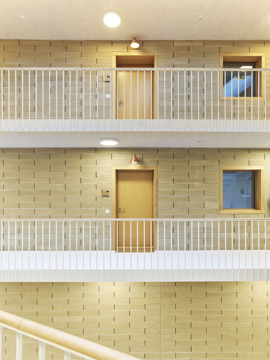 Um Lar para Idosos / acau architecture - Fotografia de Interiores, Madeira, Corrimão