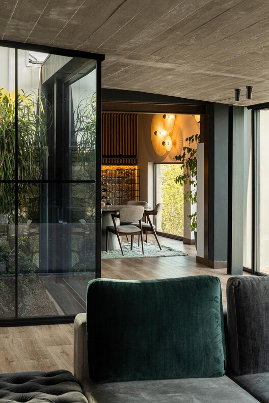 Moradia do Retiro / Ricardo Azevedo Arquitecto Moradia do Retiro / Ricardo Azevedo Arquitecto - Fotografia de Interiores, Madeira, Mesa, Iluminação, Cadeira, Sofá