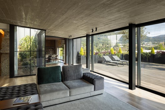 Moradia do Retiro / Ricardo Azevedo Arquitecto Moradia do Retiro / Ricardo Azevedo Arquitecto - Fotografia de Interiores, Sala de Estar, Madeira, Concreto, Cadeira, Viga
