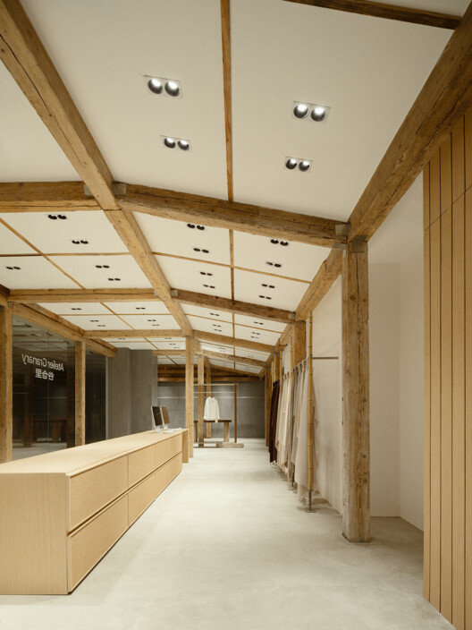 谷仓里 / 非知名设计工作室 - 室内图, 木头, 灯, 玻璃