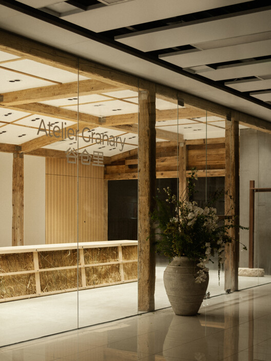 谷仓里 / 非知名设计工作室 - 室内图, 木头, 玻璃