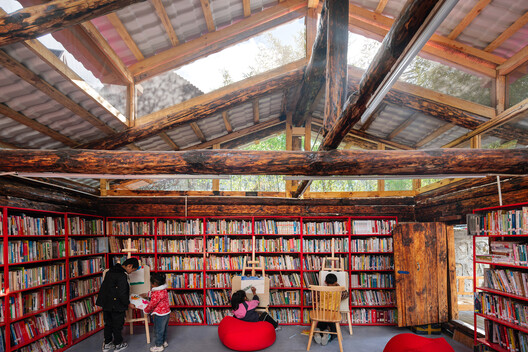 Tiempo y espacio para leer, reunirse y cuidar: 7 bibliotecas comunitarias en entornos remotos y periféricos Tiempo y espacio para leer, reunirse y cuidar: 7 bibliotecas comunitarias en entornos remotos y periféricos - Imagen 23 de 23