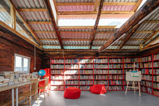 Tiempo y espacio para leer, reunirse y cuidar: 7 bibliotecas comunitarias en entornos remotos y periféricos Tiempo y espacio para leer, reunirse y cuidar: 7 bibliotecas comunitarias en entornos remotos y periféricos - Imagen 22 de 23