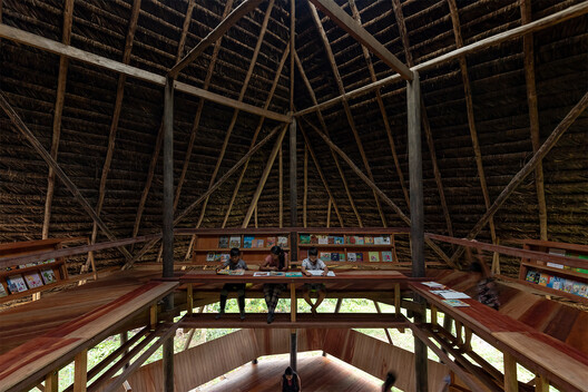 Tiempo y espacio para leer, reunirse y cuidar: 7 bibliotecas comunitarias en entornos remotos y periféricos Tiempo y espacio para leer, reunirse y cuidar: 7 bibliotecas comunitarias en entornos remotos y periféricos - Imagen 14 de 23