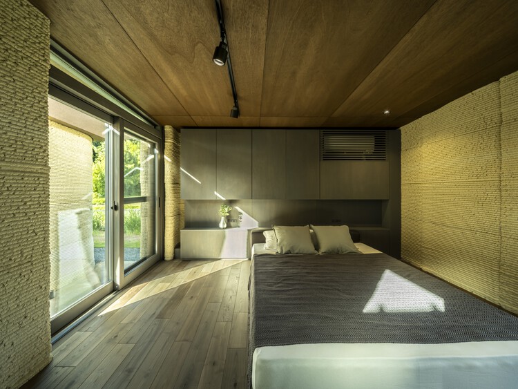 利布 B 型土坯房 / Lib Work Co., Ltd.  + Arup + ogawaa design studio + Studio QTN - 室内图, 卧室, 木头, 灯