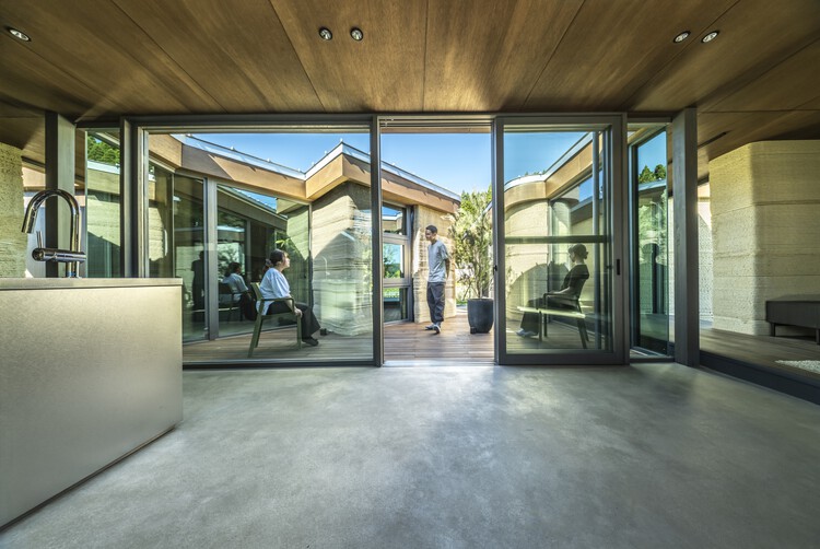 利布 B 型土坯房 / Lib Work Co., Ltd.  + Arup + ogawaa design studio + Studio QTN - 室内图, 玻璃