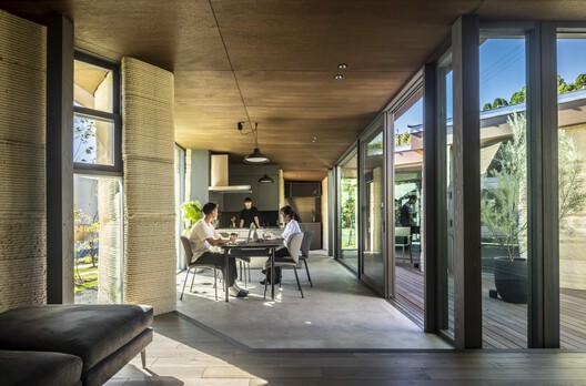 利布 B 型土坯房 / Lib Work Co., Ltd.  + Arup + ogawaa design studio + Studio QTN - 室内图, 木头, 门, 椅子