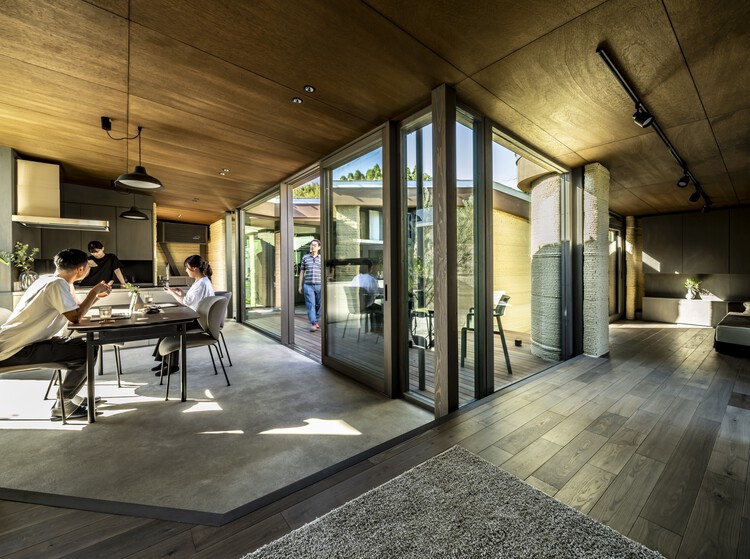 利布 B 型土坯房 / Lib Work Co., Ltd.  + Arup + ogawaa design studio + Studio QTN - 室内图, 门, 椅子