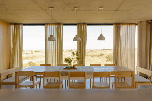 Casa El Salvaje / Sol Galliano - Fotografía interior, Comedor, Madera, Sillas