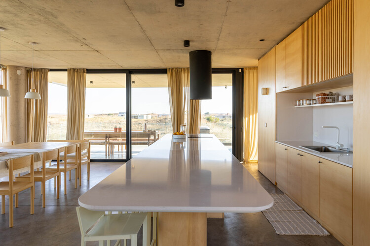 Casa El Salvaje / Sol Galliano - fotografía de interiores, cocina, madera