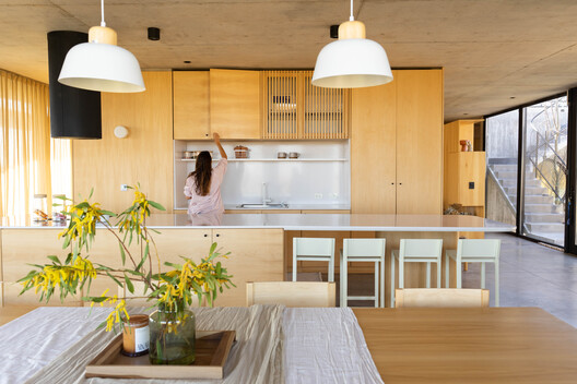 Casa El Salvaje / Sol Galliano - Fotografía interior, Cocina, Madera, Sillas, Encimera, Mesas, Vidrio