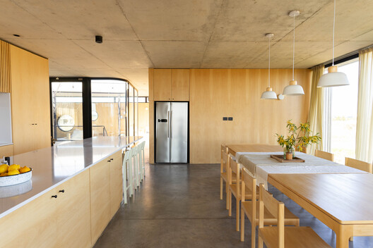 Casa El Salvaje / Sol Galliano - Fotografía interior, Cocina, Madera, Encimera, Sillas