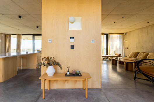 Casa El Salvaje / Sol Galliano - Fotografía interior, Madera, Sillas