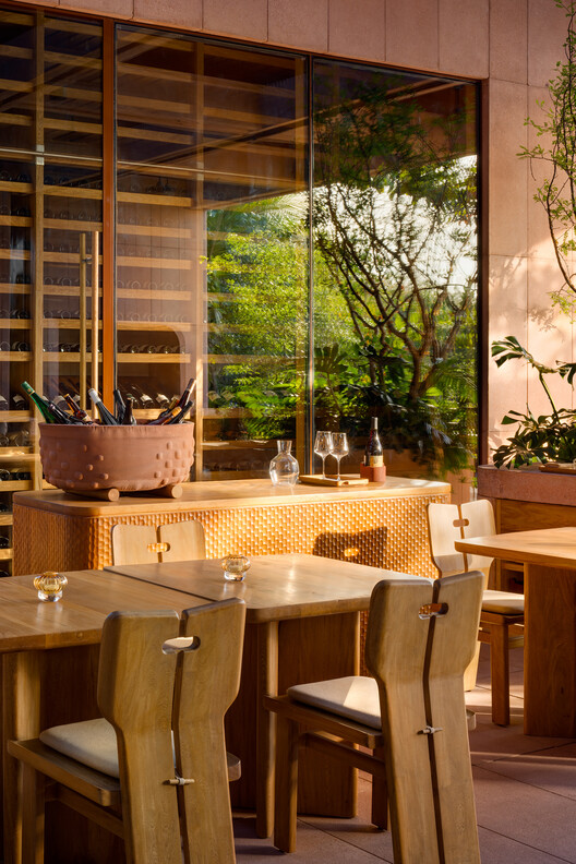 Restaurante Rubra / Ignacio Urquiza + apda Ana Paula de Alba - fotografía de interiores, madera, mesas, luces, sillas