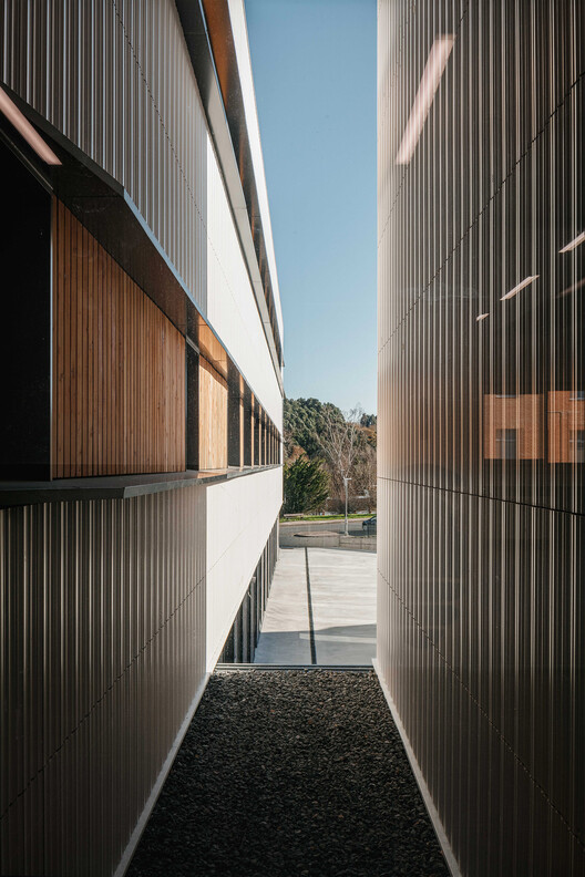 Faveker’s Tailor-Made Tiled Facade Brings Personality and Efficiency to the New Muskiz Secondary School - Image 5 of 13