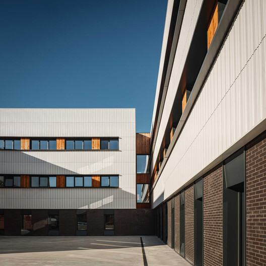 Faveker’s Tailor-Made Tiled Facade Brings Personality and Efficiency to the New Muskiz Secondary School Faveker’s Tailor-Made Tiled Facade Brings Personality and Efficiency to the New Muskiz Secondary School - Image 13 of 13