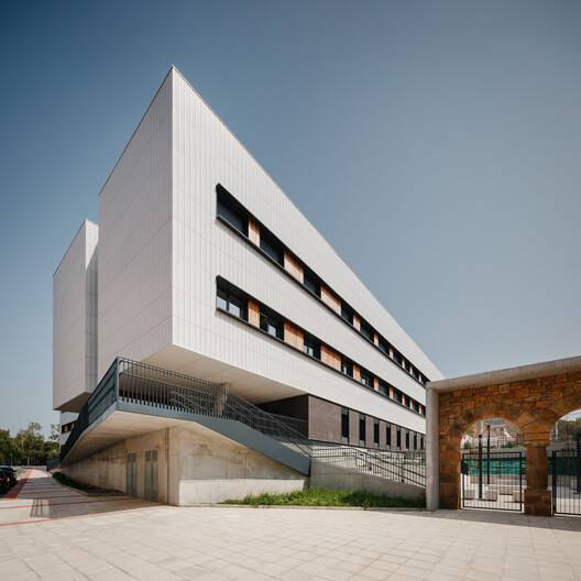 Faveker’s Tailor-Made Tiled Facade Brings Personality and Efficiency to the New Muskiz Secondary School Faveker’s Tailor-Made Tiled Facade Brings Personality and Efficiency to the New Muskiz Secondary School - Image 2 of 13