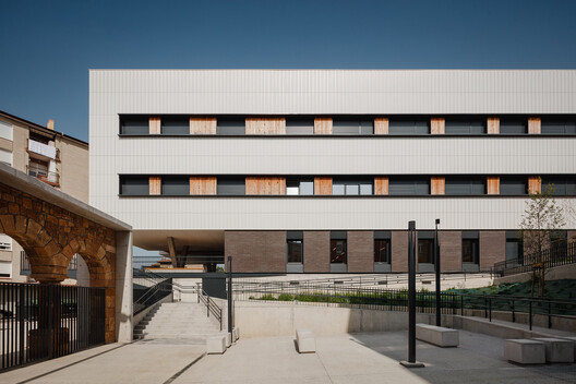 Faveker’s Tailor-Made Tiled Facade Brings Personality and Efficiency to the New Muskiz Secondary School Faveker’s Tailor-Made Tiled Facade Brings Personality and Efficiency to the New Muskiz Secondary School - Image 12 of 13