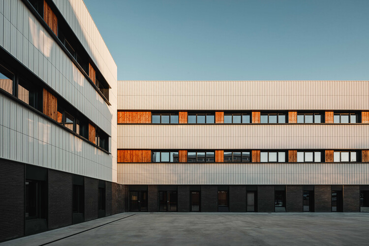 Faveker’s Tailor-Made Tiled Facade Brings Personality and Efficiency to the New Muskiz Secondary School - Image 2 of 4