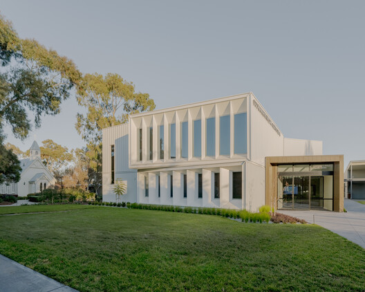 Coonawarra Willam Aquatic Center - Ivanhoe Grammar School / Peddle Thorp Architects - Exterior Photography, Facade, Concrete