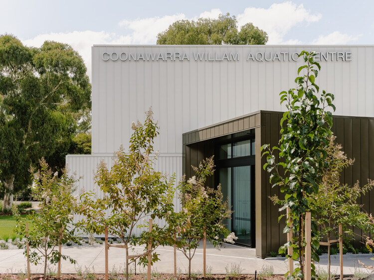 Coonawarra Willam Aquatic Center - Ivanhoe Grammar School / Peddle Thorp Architects - Exterior Photography, Facade, Garden