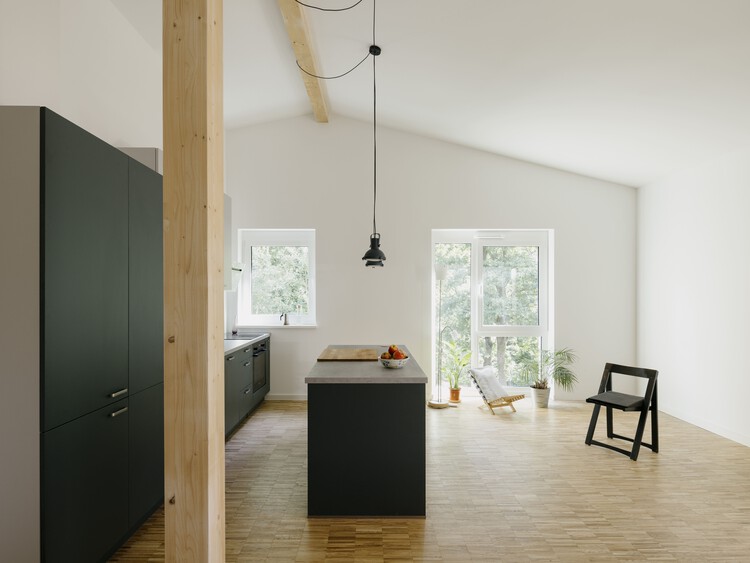 Conjunto Residencial Wohnen Hoch Drei / Limbrock Tubbesing Architekten - Fotografia de Interiores, Cozinha, Madeira, Cadeira, Bancada