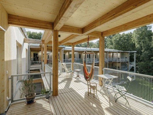 Conjunto Residencial Wohnen Hoch Drei / Limbrock Tubbesing Architekten - Fotografia de Interiores, Madeira, Balcão, Corrimão, Terraço, Viga