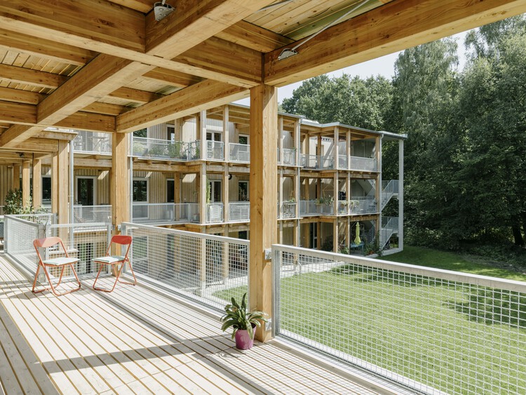 Conjunto Residencial Wohnen Hoch Drei / Limbrock Tubbesing Architekten - Fotografia de Interiores, Madeira, Balcão, Terraço, Corrimão
