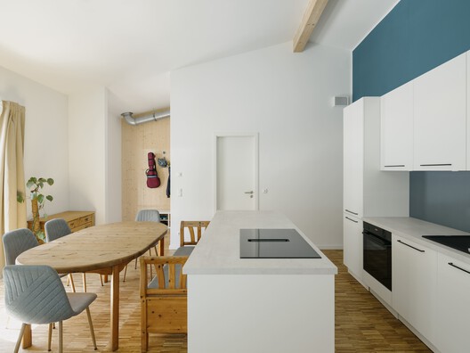 Conjunto Residencial Wohnen Hoch Drei / Limbrock Tubbesing Architekten - Fotografia de Interiores, Cozinha, Madeira, Bancada, Cadeira, Iluminação, Mesa